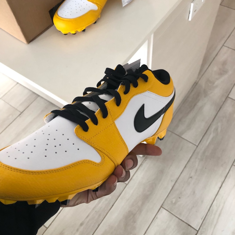 Custom Jordan 1 cleats for le’veon bell ( 1 of 1)